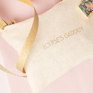 Collier fleur rose Louise Garden dans sa trousse en tissu