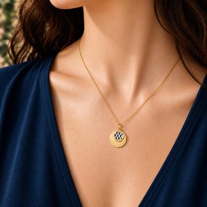 collier long doré avec médaillon motif noir et blanc pour femme