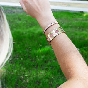Manchette dorée écailles et médaillons rose poudré en acier pour femme