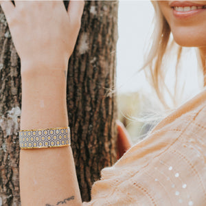 bracelet abeilles acier doré, porté femme